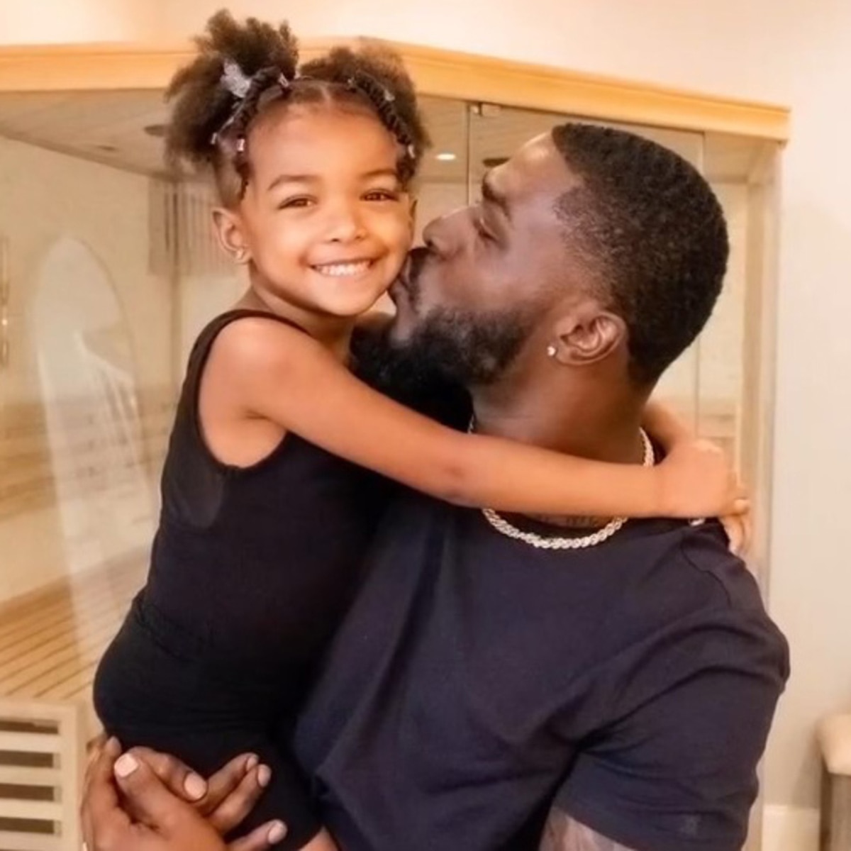 La hija de la estrella de la NFL Tevin Coleman, de 6 años, es conectada a un respirador artificial en pleno viaje por la anemia falciforme