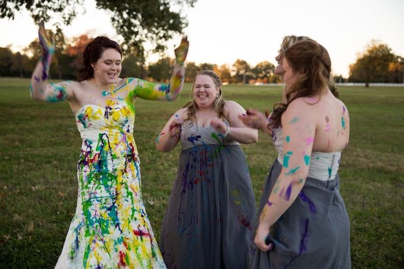 Destroza su vestido tras ser plantada en el altar