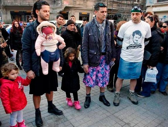 hombres turcos luchando por la igualdad de género