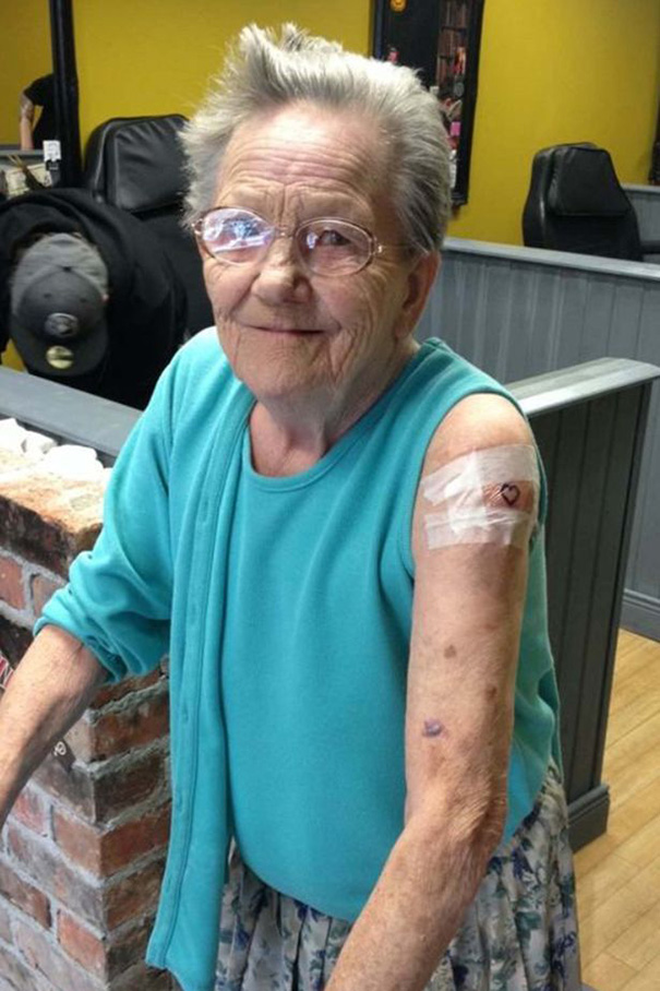 Anciana se escapa para tatuarse