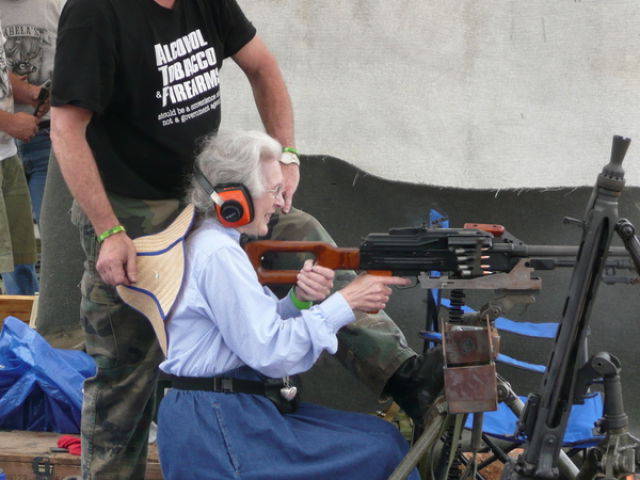 Abuelas con armas