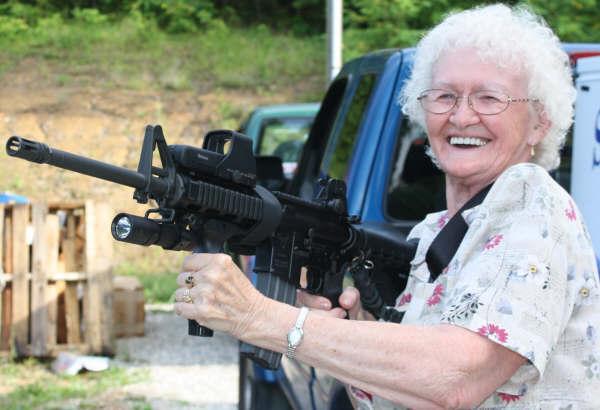 Abuelas con armas