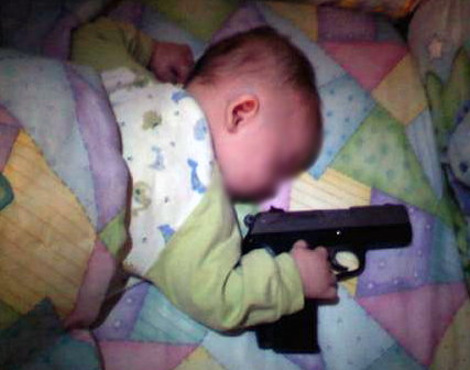 Fotos polémicas de bebés y armas