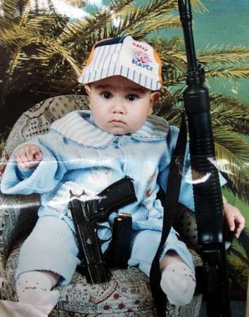 Fotos polémicas de bebés y armas