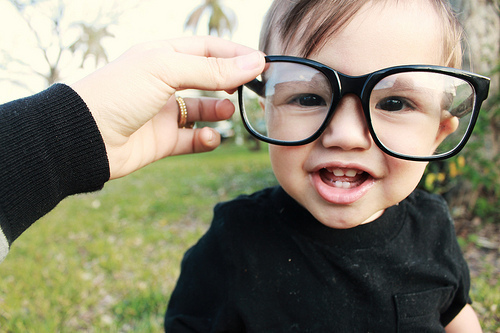 bebés adorables con gafas