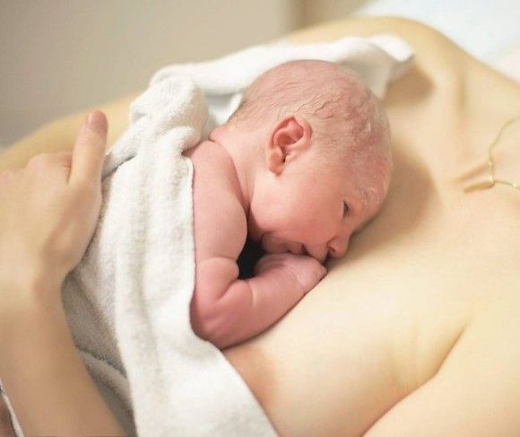 Hermosas fotos de madres y bebés piel con piel 