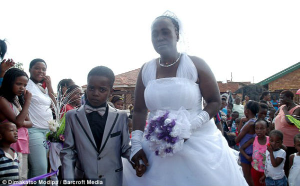 Boda de mujer 62 con niño de 8