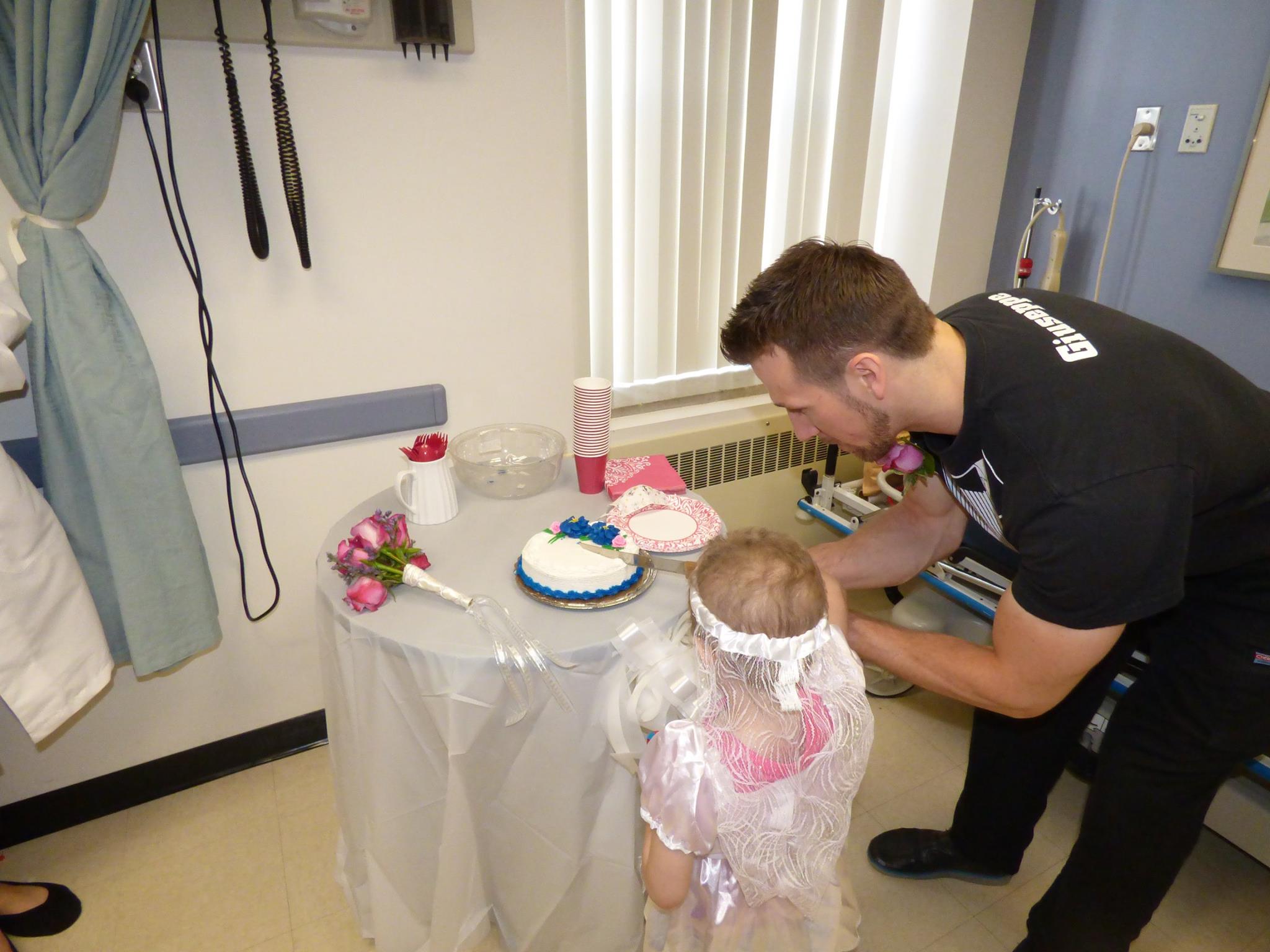 La boda de una niña con leucemia y su enfermero