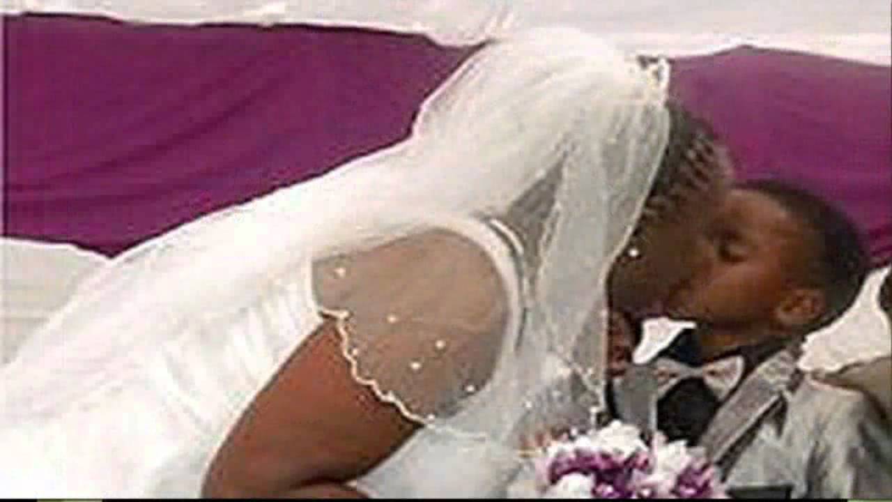 Boda de mujer 62 con niño de 8