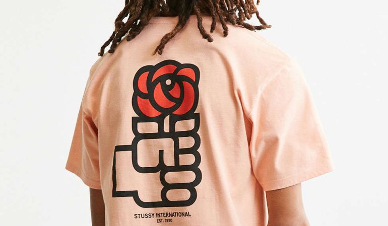 Camisetas de Urban Outfitters con el logo del PSOE