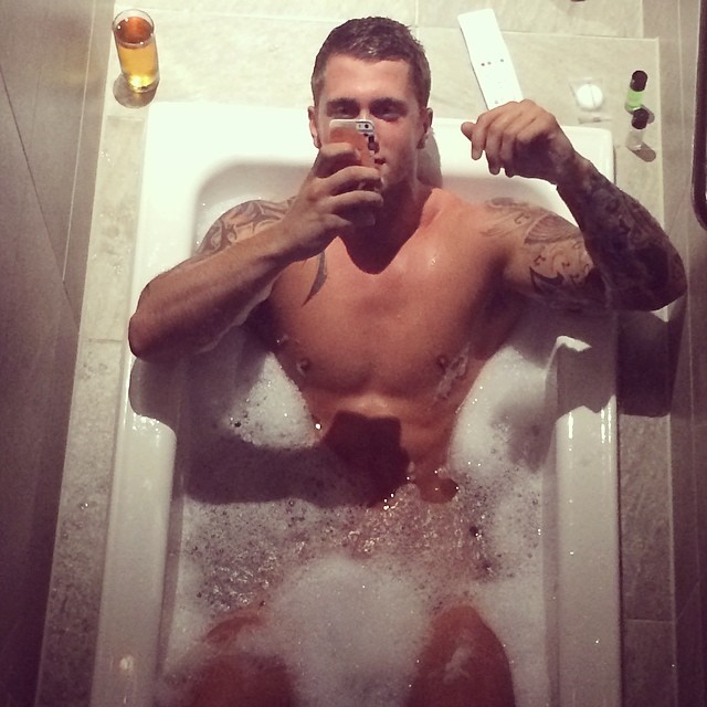 Dan Osborne en la ducha