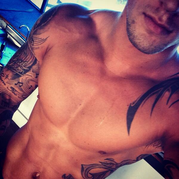 Dan Osborne en la ducha