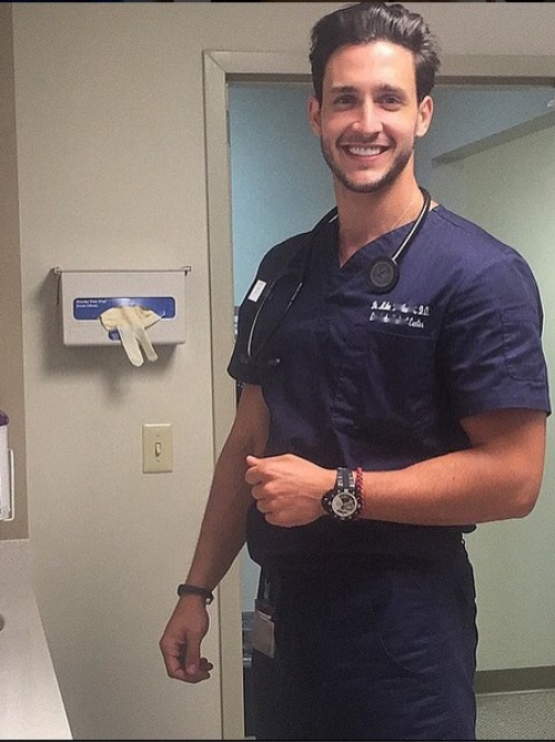 Doctor Mike, el médico guapo de Instagram