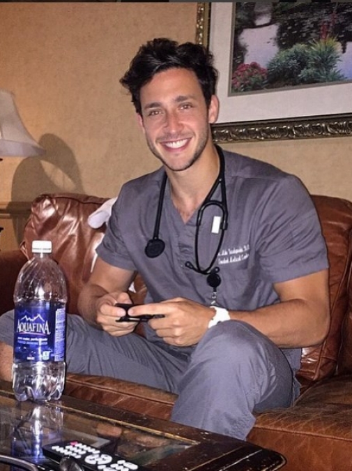 Doctor Mike, el médico guapo de Instagram