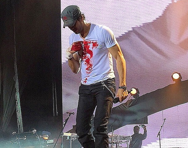 Enrique Iglesias sangrando en concierto