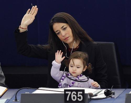 Licia Ronzulli, eurodiputada que lleva a su hija al parlamento