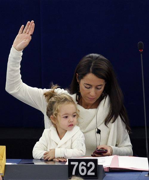 Licia Ronzulli, eurodiputada que lleva a su hija al parlamento