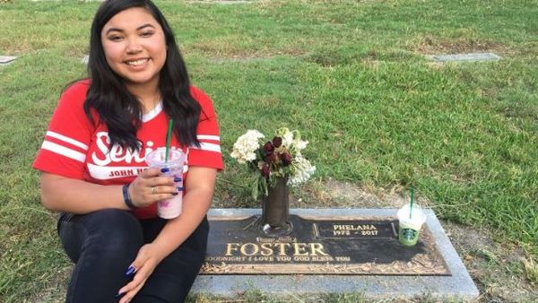 Madre e hija se hacen la misma foto cada año