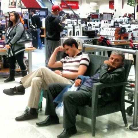 Hombres de compras con sus mujeres