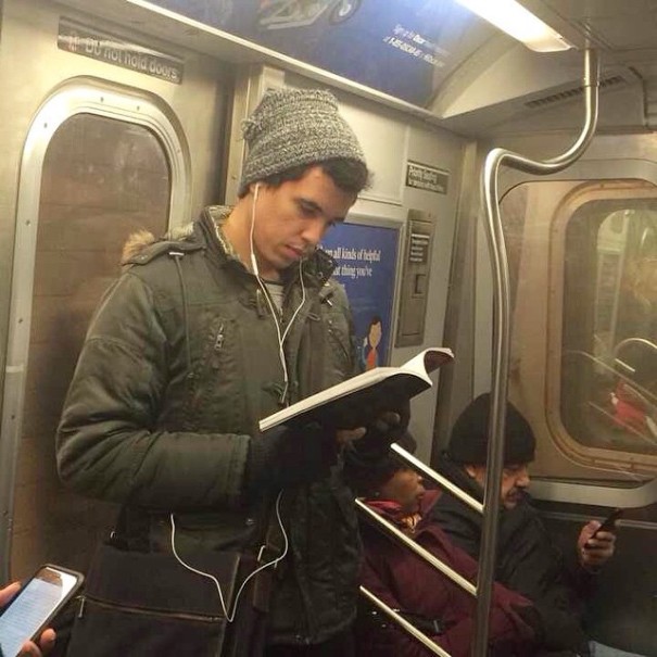 Chicos guapos leyendo en @hotdudesreading