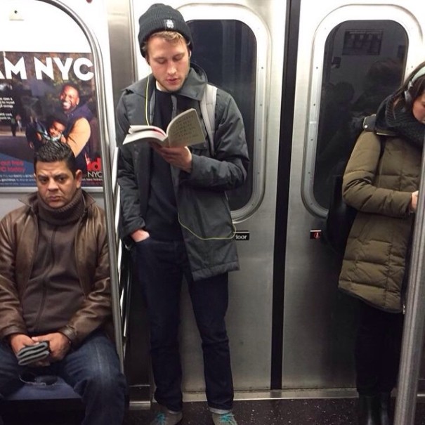 Chicos guapos leyendo en @hotdudesreading