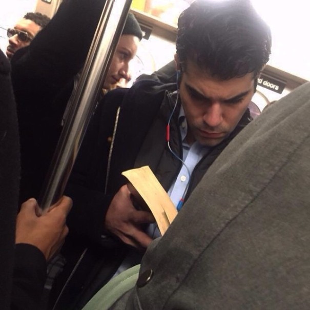 Chicos guapos leyendo en @hotdudesreading