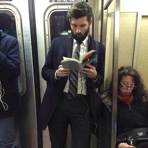 Chicos guapos leyendo en @hotdudesreading