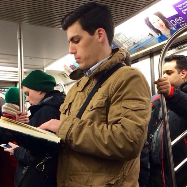 Chicos guapos leyendo en @hotdudesreading