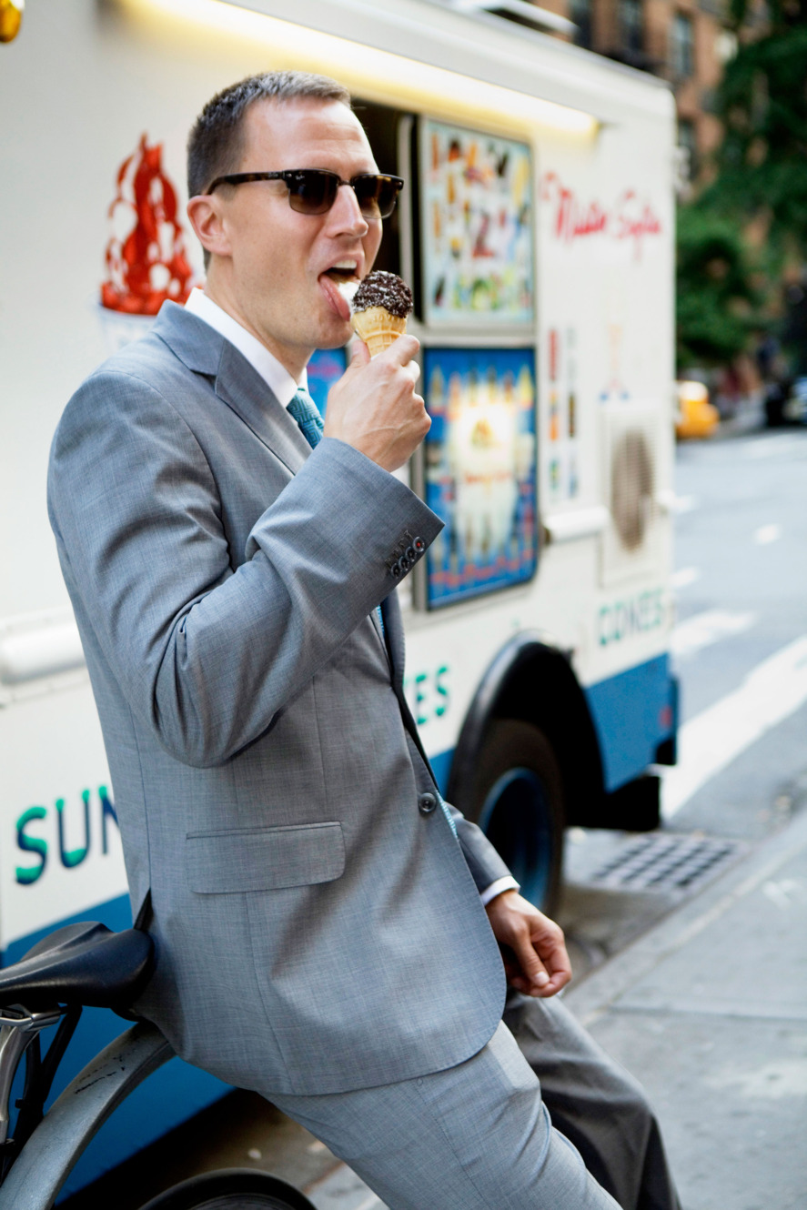 Chicos guapos comiendo helado