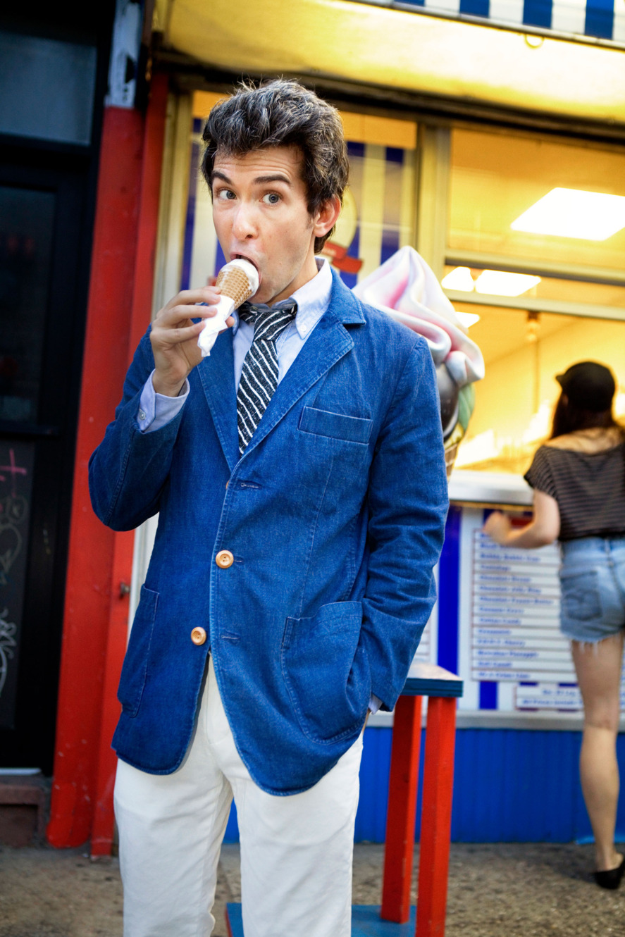 Chicos guapos comiendo helado