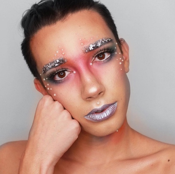 James Charles, primer chico imagen de una marca de maquillaje