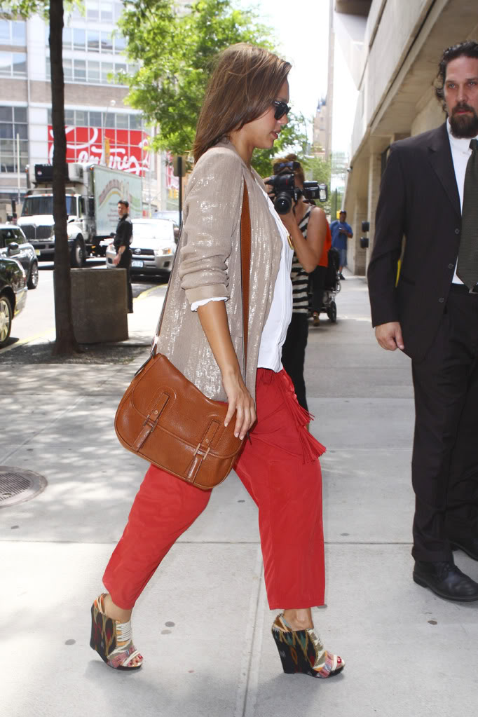 jessica-alba-pantalones-rojos