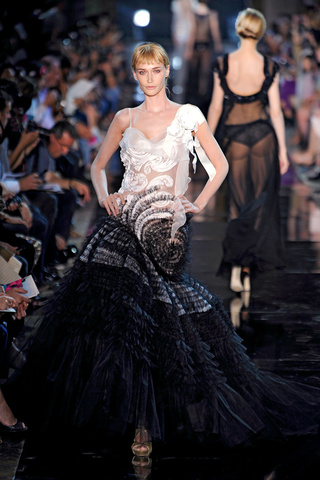 john_galliano___pasarela_387451524_320x480