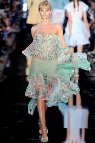 john_galliano___pasarela_576923150_320x480