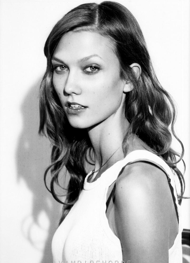 Taylor Swift besando a Karlie Kloss