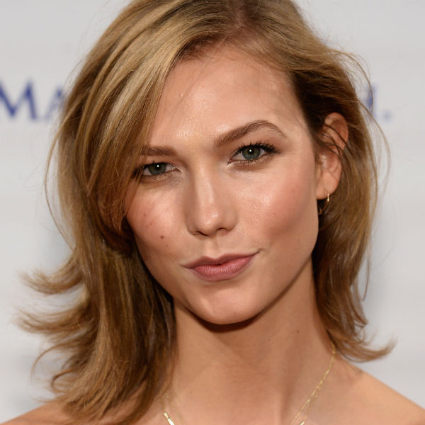 Taylor Swift besando a Karlie Kloss