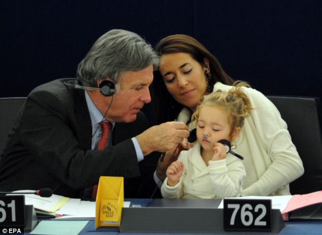 Licia Ronzulli, eurodiputada que lleva a su hija al parlamento