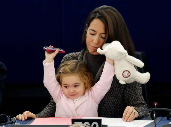 Licia Ronzulli, eurodiputada que lleva a su hija al parlamento