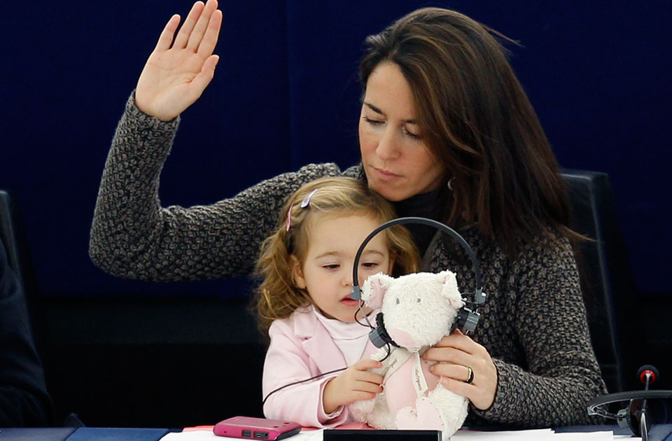 Licia Ronzulli, eurodiputada que lleva a su hija al parlamento