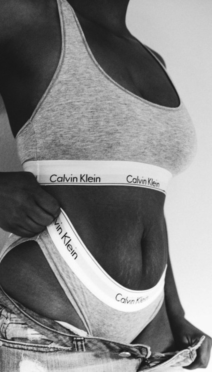 Madre con estrías recrea fotos de Kendall Jenner para Calvin Klein