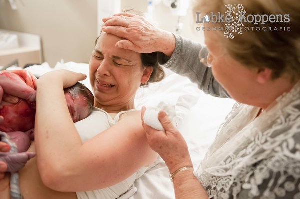 Madres en el parto de sus hijas