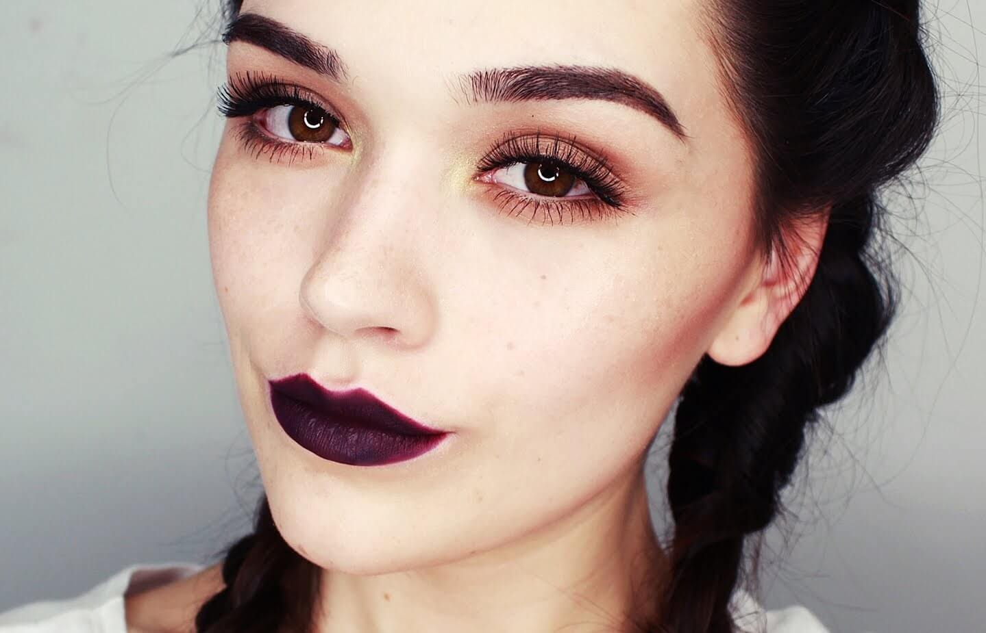 Inspiración maquillaje con labios oscuros