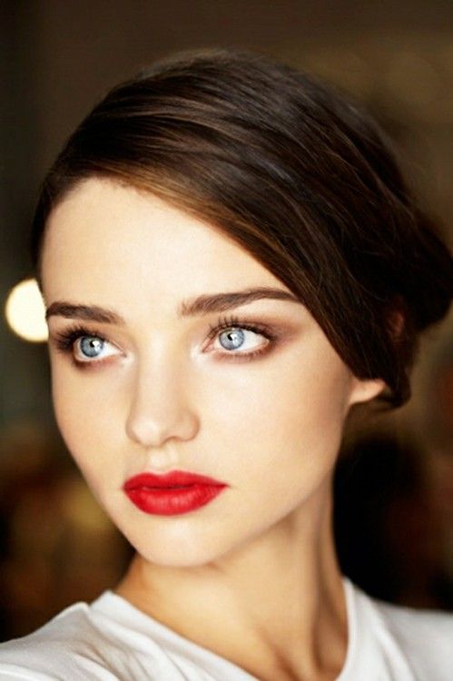 Maquillaje de ojos azules con labios rojos 