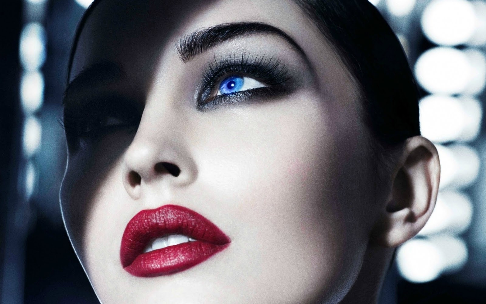 Maquillaje de ojos azules con labios rojos 