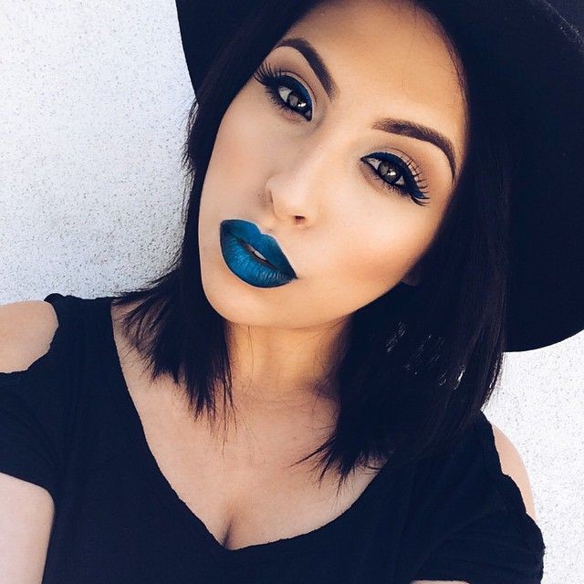 Inspiración maquillaje con labios azules