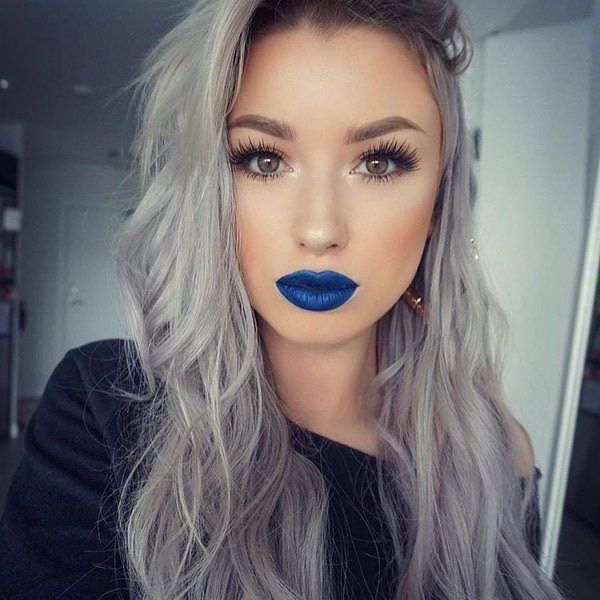 Inspiración maquillaje con labios azules