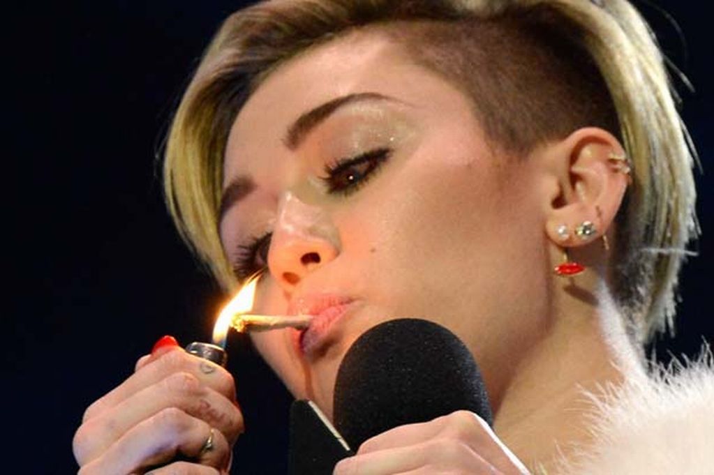 Miley Cyrus fumando marihuana