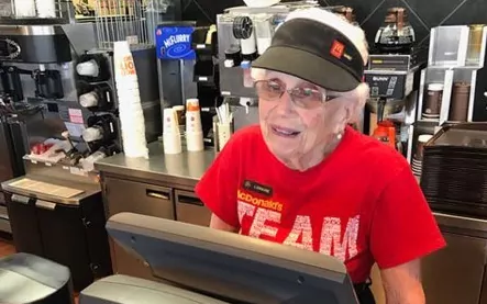 Mujer de 94 años trabajadora de McDonalds