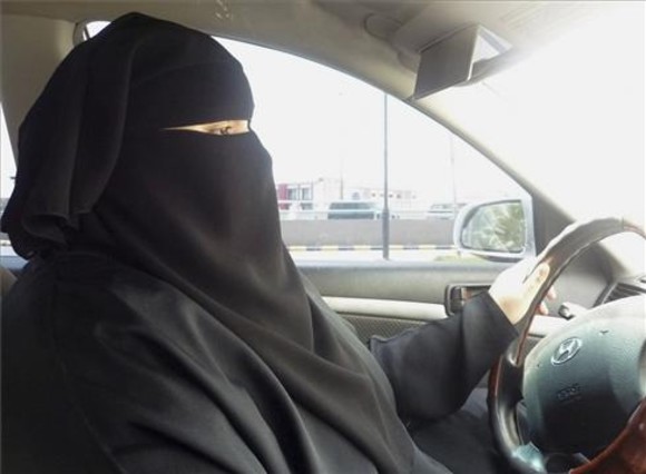 Mujeres de Arabia Saudí protestan por no poder conducir