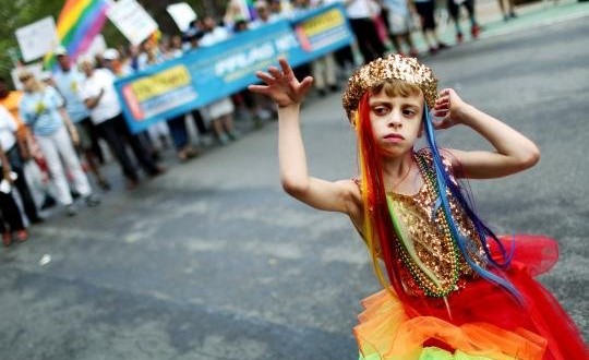 Desmond, de 8 años, en la marcha de orgullo de NY